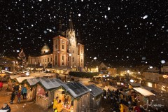 Wolfgang Niegelhell und Adventmarkt im Schnee